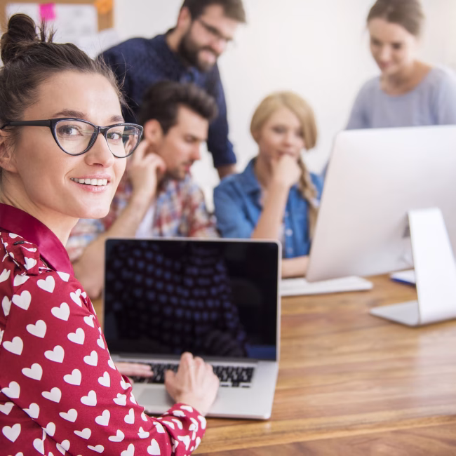 companeros-que-trabajan-en-la-oficina-en-un-ambiente-relajado